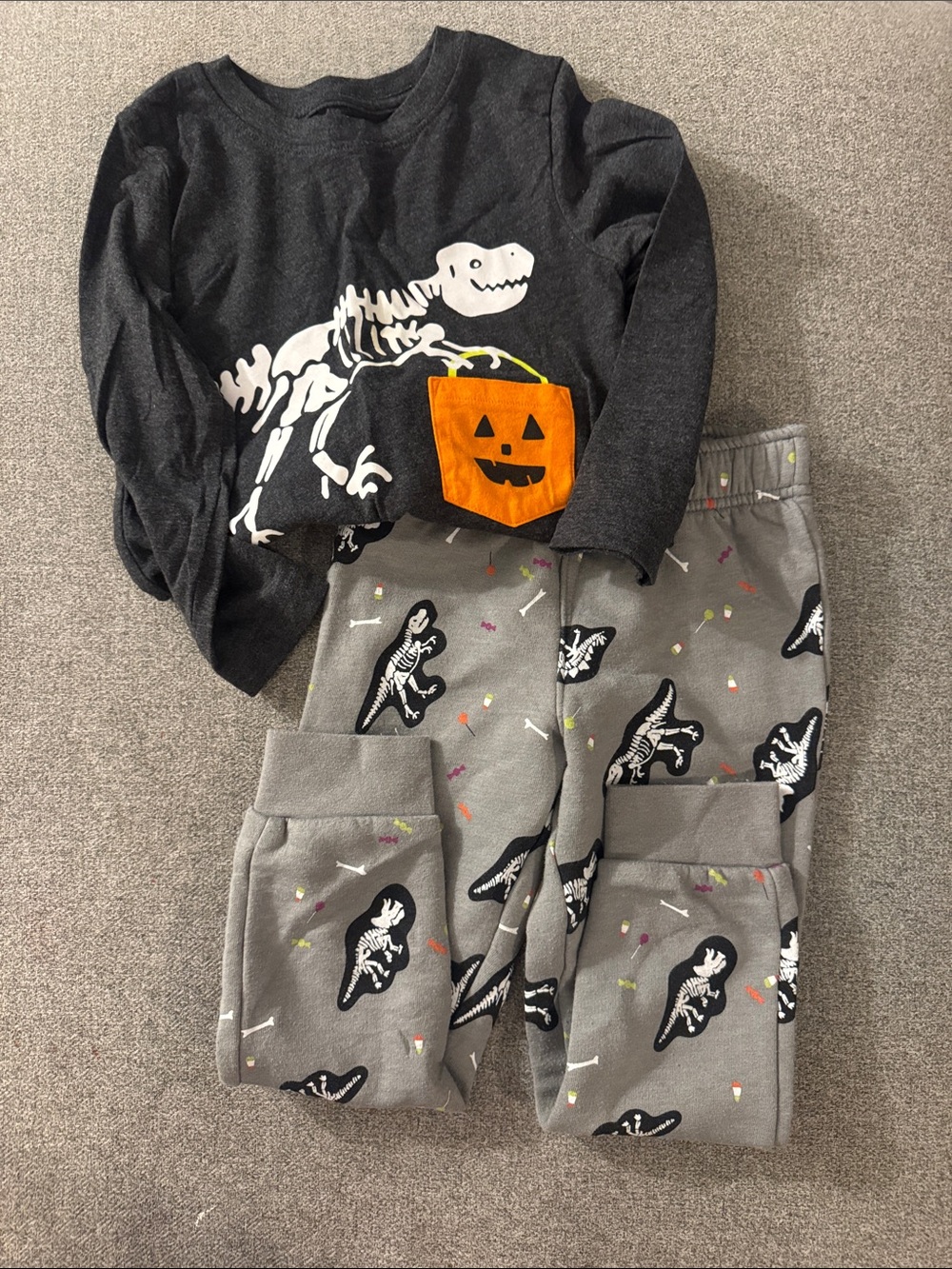 5/$15- Boy’s outfit size 4t